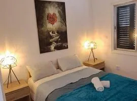 Renovated 2 bedroom Apartment in light house beach