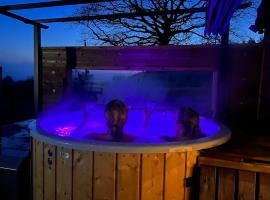 Relaxing cottage bain nordique, hotell med jacuzzi i Ancinnes