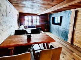 Chalet Mulet - Luxury & Cosy 3 rooms apartment in 300 years old Chalet, hotelli kohteessa Leukerbad
