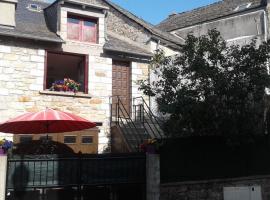 petit gîte calme et ensoleillé., hotel econômico em Aumont-Aubrac