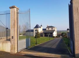 Le Logis Cholet 49300 lieu exceptionnel en famille ou amis, hotel dengan parkir di Mazières-en-Mauges