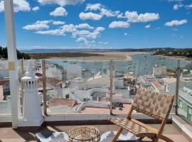 Rooftop Guesthouse Alvor, בית הארחה באלבור