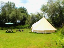 The Meadows Bell Tents, hotel in Clare