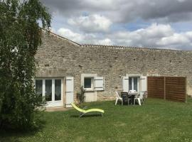 Gîte Au Petit Bonheur, hotel in Saint-Savinien