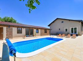 Awesome Home In Bjelovar With Outdoor Swimming Pool, casa de temporada em Bjelovar