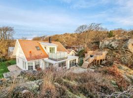 Pet Friendly Home In Rnnng With House Sea View, hotel en Rönnäng