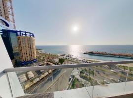 شقة في برج داماك بإطلالة بحرية ساحرة, hotel cerca de Al Shallal Theme Park, Yeda