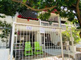 Casa Feliz Hostal, hotel in Santa Marta