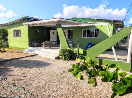 Traditional Aruban Home close to Surfside Beach, cottage in Oranjestad
