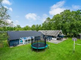 Cozy Home In Hadsund With Indoor Swimming Pool, хотел в Helberskov