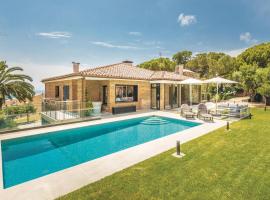 Lovely Home In Alella With Outdoor Swimming Pool, villa i Alella