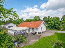 Amazing Home In Eg With Kitchen, holiday home sa Egå