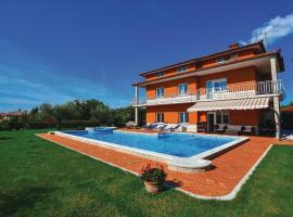 Awesome Home In Sezana With Outdoor Swimming Pool, koča v Sežani