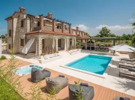 Amazing Home In Cabrunici With 4 Bedrooms, Outdoor Swimming Pool And Jacuzzi