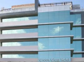 Green Glass Hotel、カランバのホテル
