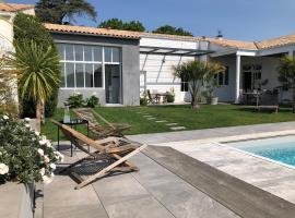 Maison M, chambre privée accès jardin piscine et jacuzzi près de La Rochelle, ξενοδοχείο με υδρομασάζ στη Λα Ροσέλ