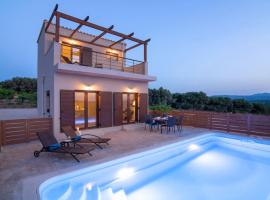 Luxury Villa Malvasia with Seaview and Heated pool, hotel dengan parking di Epáno Váthia