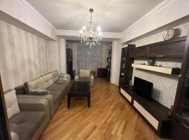 Large cozy apartment on beginning of Komitas Ave, hotell med parkering i Yerevan