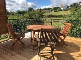 Charmant studio neuf tout équipé terrasse vue imprenable, parking facile gratuit – hotel w mieście Lézigneux