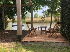 Gezellige Pipo met grote schommel aan het water, beach rental in Medemblik