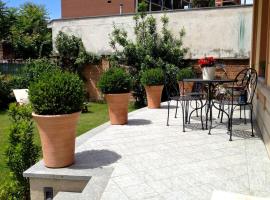 Casa indipendente con giardino in città, hotel u Torinu