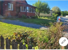 2 bed room Quite and central house in Orebro, feriehus i Örebro