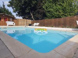 Jolie Appartement 3 pièces avec Piscine – hotel w mieście La Ferté-Gaucher