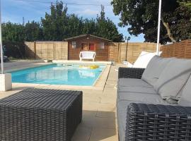 Super Appartement 3 pièces avec Piscine, Hotel in La Ferté-Gaucher