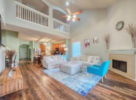 Cozy home with private Jacuzzi, hotel din Katy