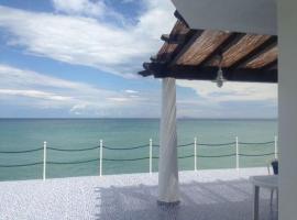 Villa Delfino Blu con accesso diretto al mare dalla scogliera e privacy impagabile., hotel v destinaci Santo Stefano di Camastra