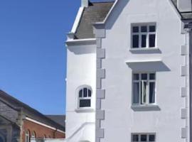 Huge 5 bed Grade II listed home in heart of town、エクスマウスのホテル