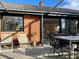 Cheerful house, close to lakes, hotel i Farum