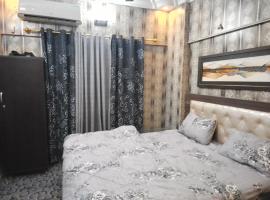 Two Bedrooms Furnished Apartment With Kitchen, íbúð í Karachi