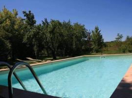villa au pied du Luberon avec piscine, hôtel à Lauris