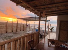 Bungalows Sol y Mar: Canoas De Punta Sal'da bir otel