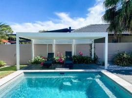 Perfect Noosa Pad with Pool, hotel in Noosaville