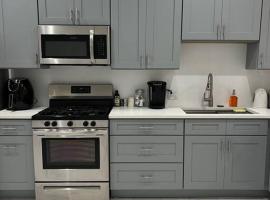 Adorable 2 bedroom with free street parking, hotel in zona Douglas Park, Chicago