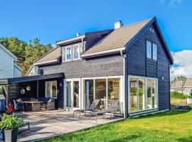 Gorgeous Home In Risr With House A Panoramic View, hytte i Risør