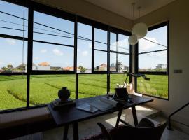 MASARA VILLA UMALAS with Rice Field View, family hotel sa Canggu