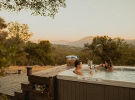 Family Farmhouse by Casa Oso with views and spa, hotel i Ahwahnee