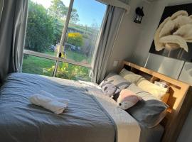 XYL Pets Friendly Opened Spacious Seaside Boutique Guesthouse, pet-friendly hotel in Caloundra