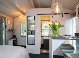 Tiny House Boatshed, hotel near Recreatiepark Linnaeushof, Heemstede