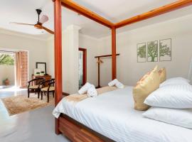 Teak Place Guest Rooms, hotel a Rhino & Lion Természetvédelmi Terület környékén Krugersdorpban