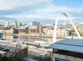 Newcastle River View Quayside Apartment - Private Parking - Sleeps 7 - City Centre Walking Distance