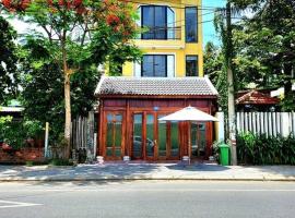 Delightful Romantic 4-BR Villa, hotel with parking in Hoi An