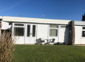 Happy Chalet, hotel with parking in Pembrokeshire
