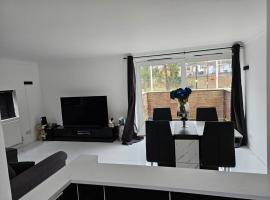 Homely Cozy 1 bedroom Apartment, hotel with parking in Addington