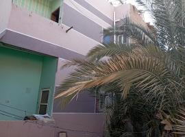 Large and cheerful home with 2 floors, hotel i Al Fayyum