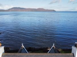 Carnmhor, Isle of Skye - Stunning 242 year old cottage on its own sea shore!, hotel en Breakish