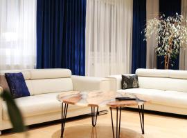 Villa pod Szczeblem Dom dla 12 osób z kominkiem balią jacuzzi, hotel in Kasinka Mala